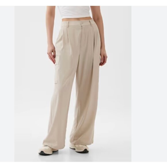 GapFit High Rise Runaround Cargo Joggers in Moonstone Beige Sz M - Picture 1 of 9